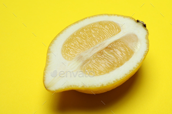 Half of lemon on yellow background, close up / Photodune, Misc