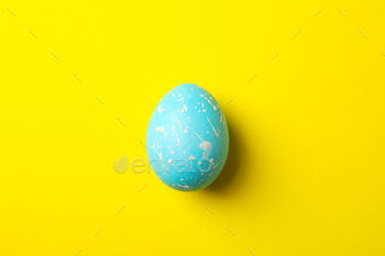 Blue Easter egg on yellow background, close up / Photodune, Misc