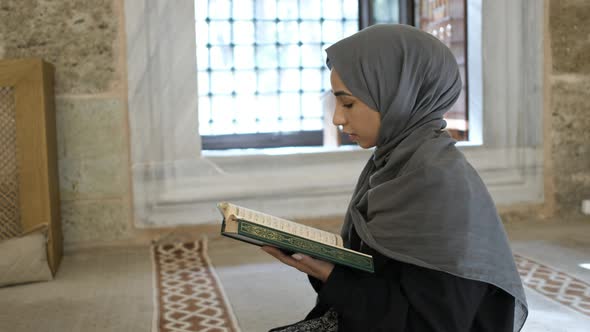 Muslim Girl Praying Muslim Girl Reading Islamic Holybook