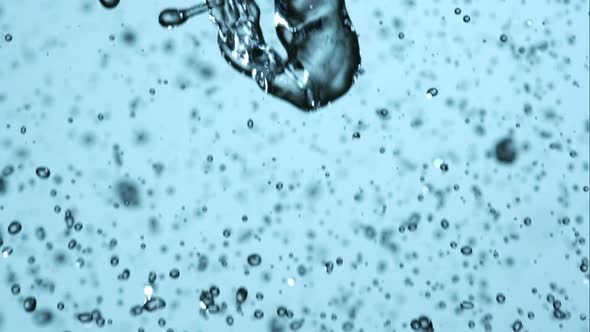 Water pouring and splashing in ultra slow motion 1500fps on a reflective surface - WATER POURS alt