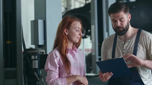 Professional Technician Consulting Woman alt