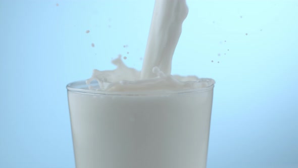 Milk pouring and splashing in slow motion; shot on Phantom Flex 4K at 1000 fps alt