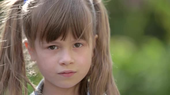 Close up portrait of a pretty smiling little girl. alt
