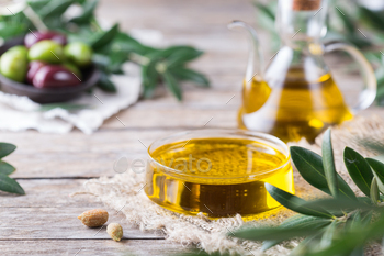 Extra virgin olive oil on a table / Photodune, Misc