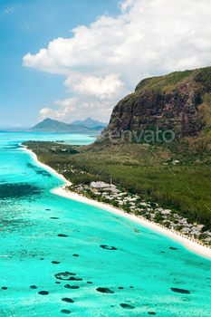 A bird's eye view of Le Morne Brabant on the island of Mauritius / Photodune, Misc