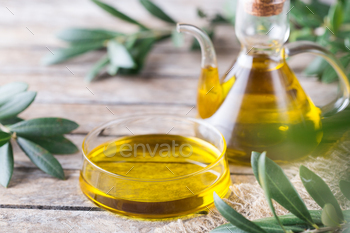 Extra virgin olive oil on a table / Photodune, Misc