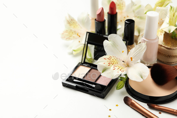 白い背景に別の化粧品と花。女性用アクセサリー / Photodune, Misc