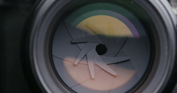 Adjusting aperture on camera lens