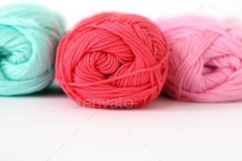 Colorful threads on the table / Photodune, Misc