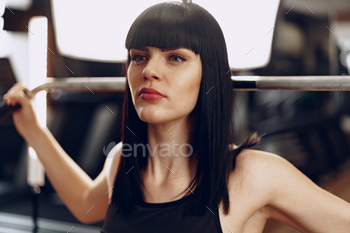 Close up photo of a young sporty woman working out in a gym / Photodune, Misc