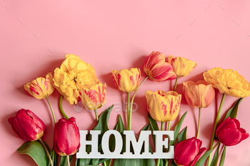 Flat lay composition with fresh tulips and the decorative word home. / Photodune, Misc