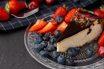 Piece of cheesecake with chocolate top and berries / Photodune, Misc