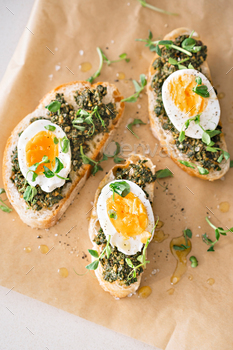 Egg and green pesto sandwiches. / Photodune, Misc