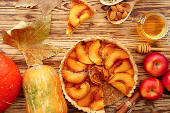 Apple tart pie and red apples on wooden table / Photodune, Misc