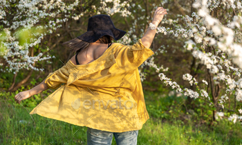 Stylish girl in hat and glasses near spring flowering. / Photodune, Misc