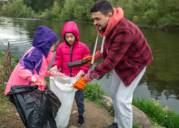 Dad and children are cleaning bottles in the forest. / Photodune, Misc