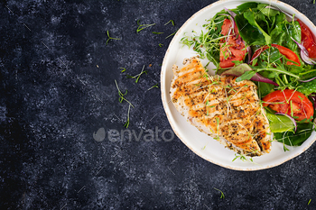 Grilled chicken fillet with salad. / Photodune, Misc