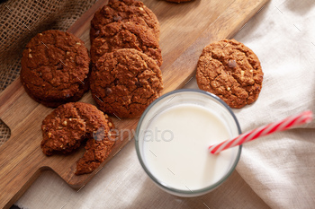 Chocolate crispy cookies with glass of milk close up / Photodune, Misc