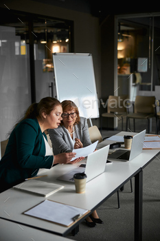 Inexperienced worker is learning from her boss / Photodune, Misc