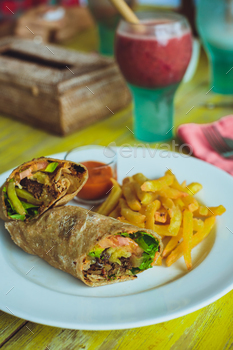 Vegetarian lunch. Vegetable rolls and fries / Photodune, Misc