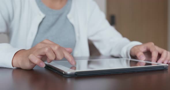 Woman use of tablet computer