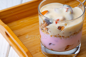 Tasty breakfast with granola, yoghurt and fruits in a glass bowl / Photodune, Misc