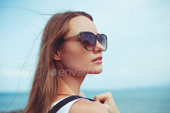portrait of beautiful woman in sunglasses looking away / Photodune, Misc
