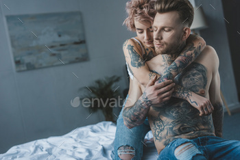 ベッドで彼女の入れ墨のボーイフレンドを抱き締める目を閉じて若い女の子 / Photodune, Misc