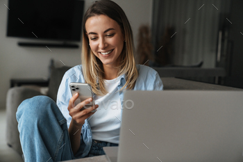 Happy young woman using mobile phone / Photodune, Misc