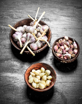 Fresh garlic in wooden bowls. / Photodune, Misc