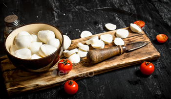 Mozzarella cheese with an old knife and tomatoes. / Photodune, Misc