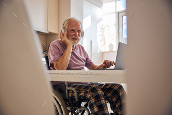 Elderly person listening to music on wireless headphones / Photodune, Misc