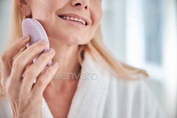 浴室で掃除するためのスキンケア装置を持っている女性 / Photodune, Misc
