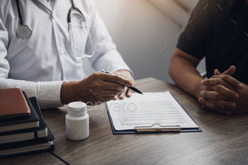 Doctor talking to a senior patient in a clinic. / Photodune, Misc