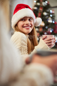 幸せな少女は屋内でクリスマスを祝っています / Photodune, Misc