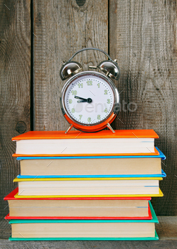 Alarm clock and books. / Photodune, Misc