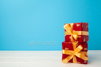 Several stacked Christmas gifts in festive wrapping / Photodune, Misc