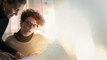 Businesswomen working in the office / Photodune, Misc