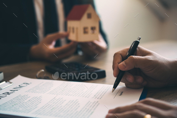 Insurance brokers are pointing to insurance contract signing and are explaining to customers / Photodune, Misc