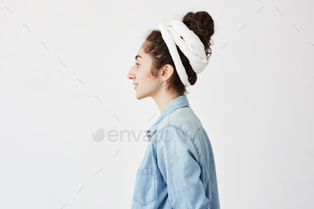do-ragとデニムシャツを着て、ヘアバンで素敵なスタイリッシュな女の子のプロフィールは、心地よく微笑む / Photodune, Misc
