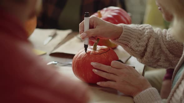 The Old Lady Paints Neatly on the Little Pumpkin