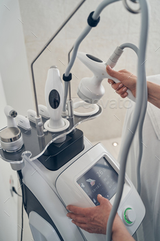 device and a professional cosmetologist using it