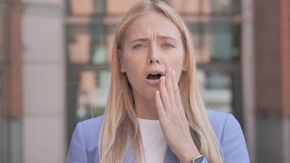 Shocked Outdoor Wondering Young Businesswoman