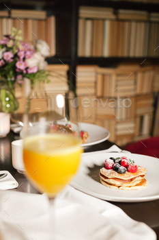 家族の母父と子はカフェで朝食をとります。栄養の概念。 / Photodune, Misc