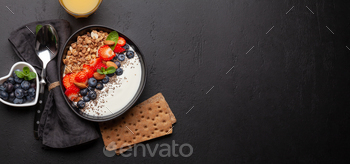 Healthy breakfast with bowl of granola, yogurt and fresh berries / Photodune, Misc