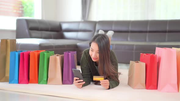 Woman use credit card for online shopping