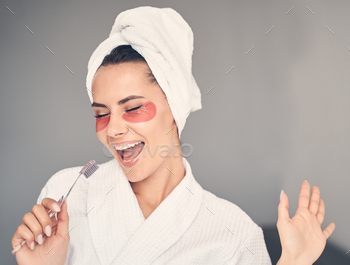 High-spirited young woman with her eyes closed / Photodune, Misc