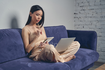 Beautiful lady using modern notebook and making notes / Photodune, Misc