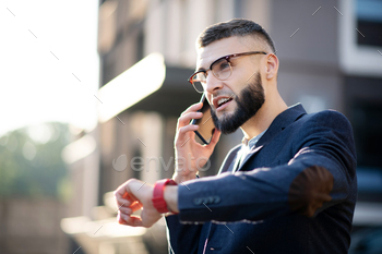 Businessman checking time while running late for meeting / Photodune, Misc
