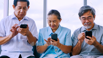 Group of senior friends using smart phone in a retirement home / Photodune, Misc